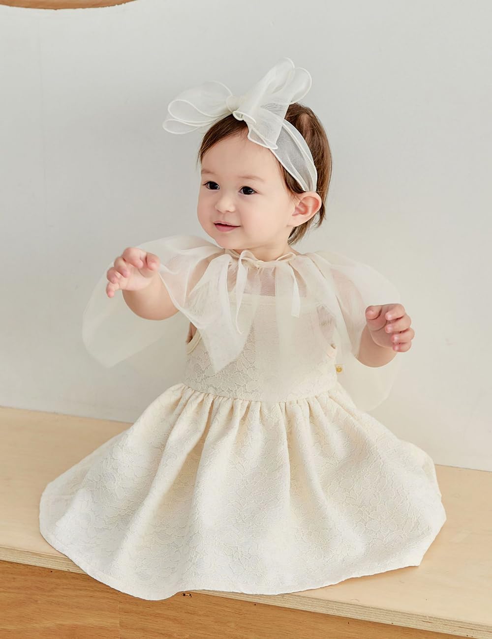 Rannyrena soft chiffon baby headband white closeup suitable for newborn photography sessions