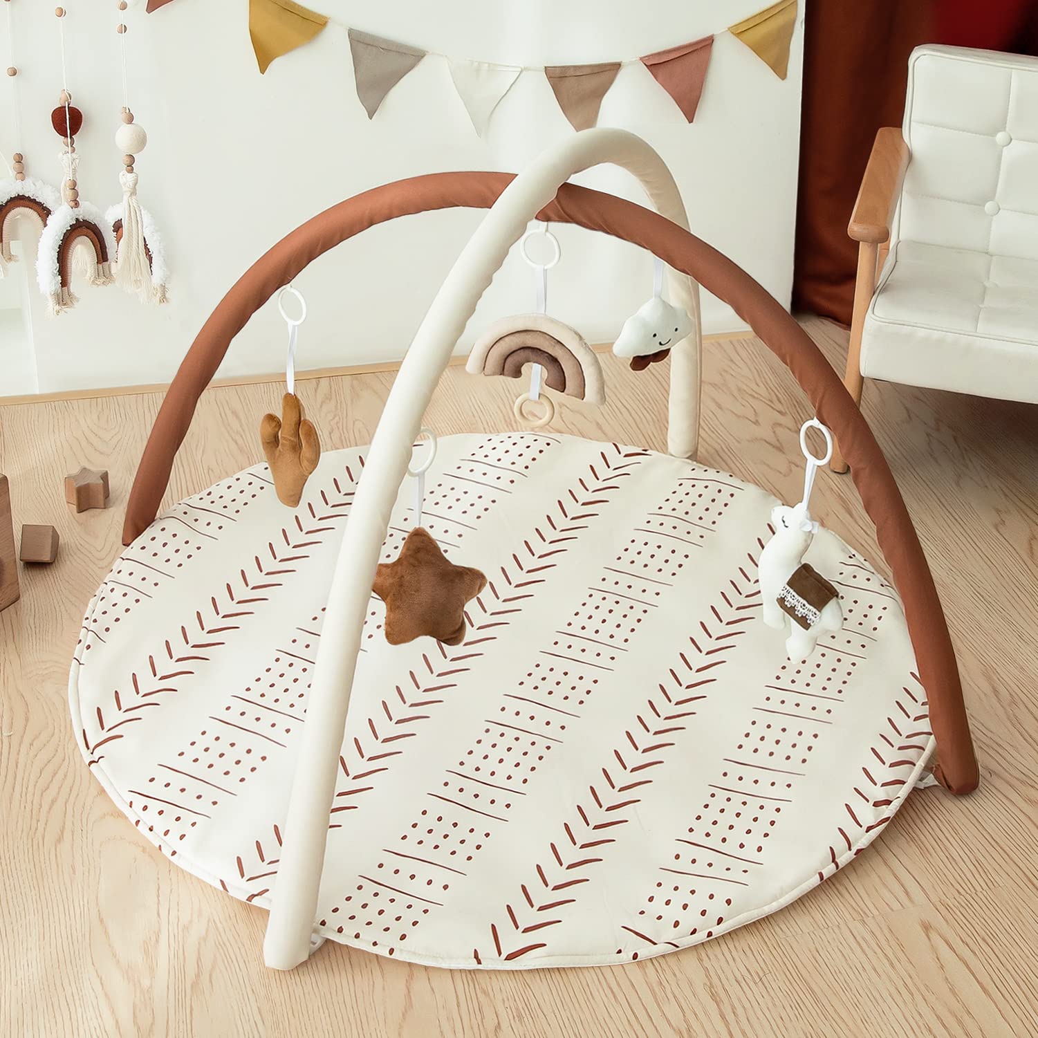 Razee Baby Gym car-seat or stroller hang option boosts on-the-go entertainment.