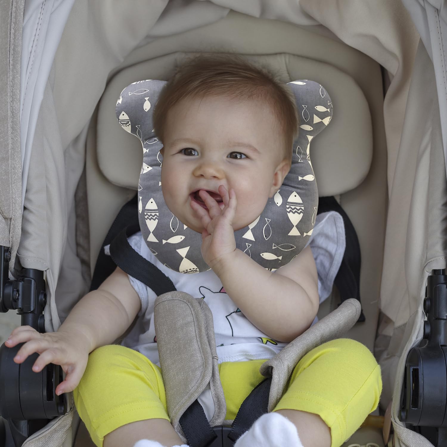REFLYAWAY Gray Fish car seat fit shows snug alignment for safer travels.