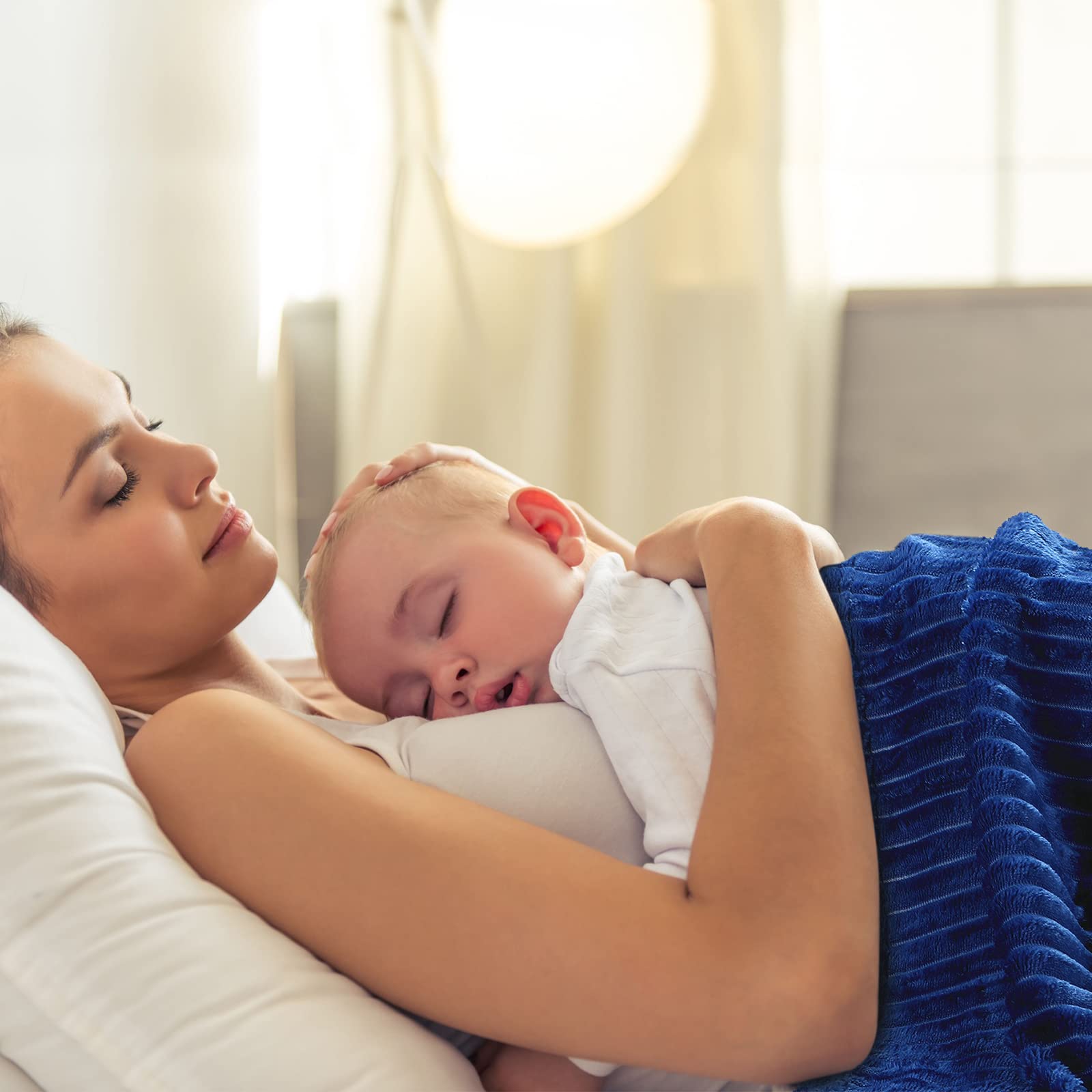 Reginary 30x40 inch blanket delivers lightweight warmth for year-round use