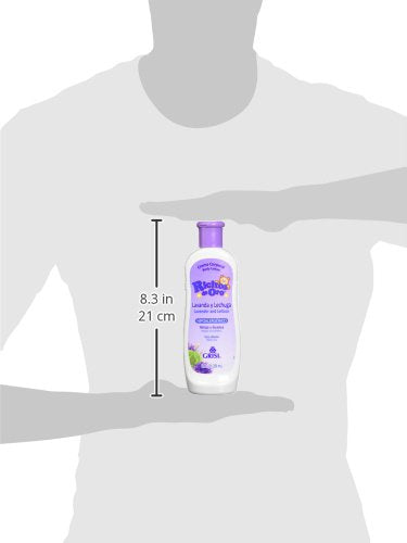 Ricitos de Oro Baby skin application demonstrates relaxing routine.