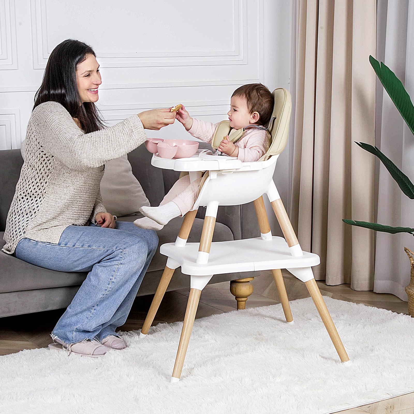 RICUTON 5-point harness adjustment demonstrates secure fit as child grows