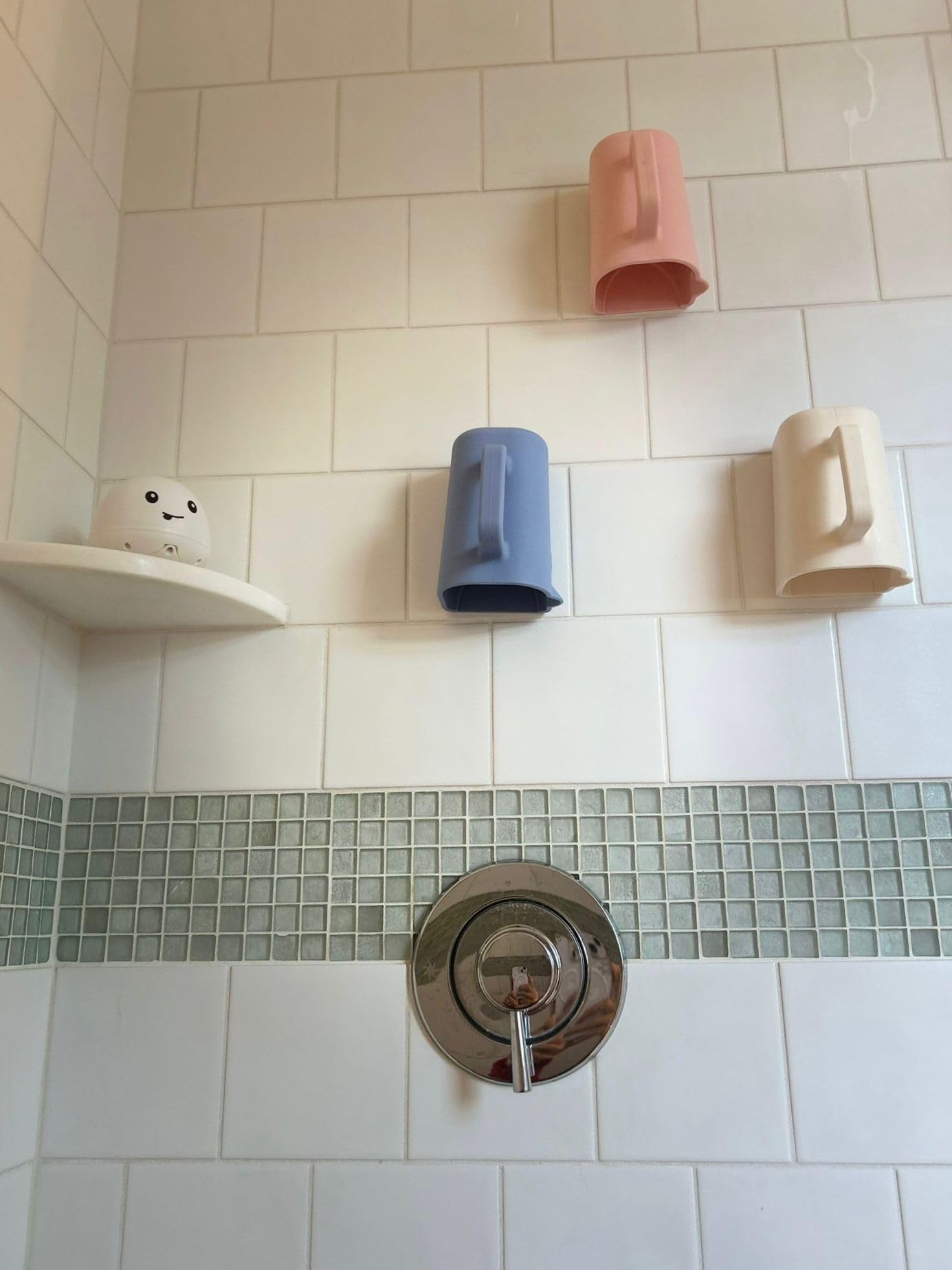 Rinzee clutter-free tub area shows tidy bath space with suction cup.