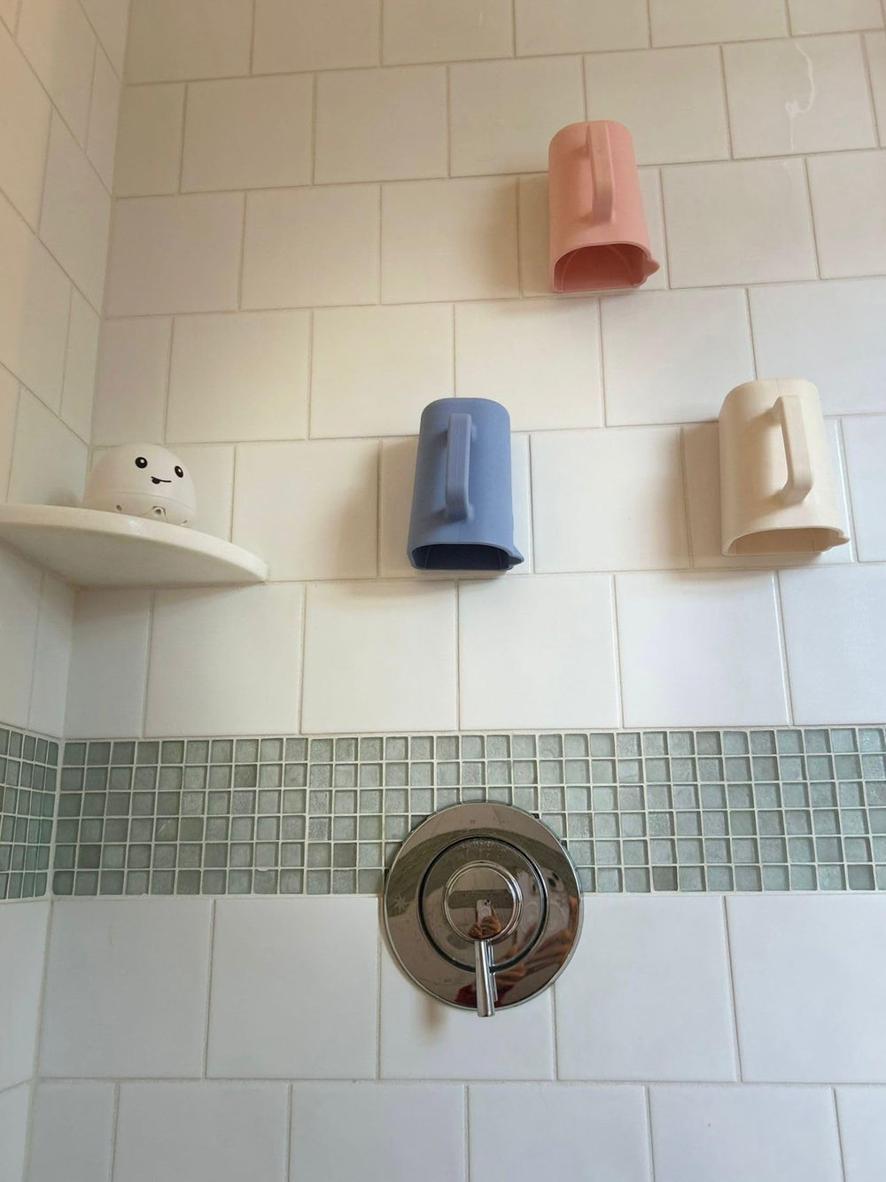 Rinzee clutter-free tub area shows tidy bath space with suction cup.