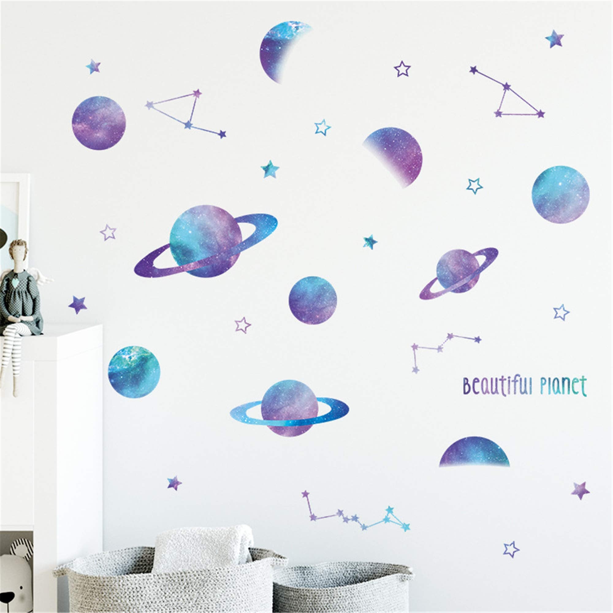 ROFARSO outer space stars wall decor creates a playful bedroom atmosphere.