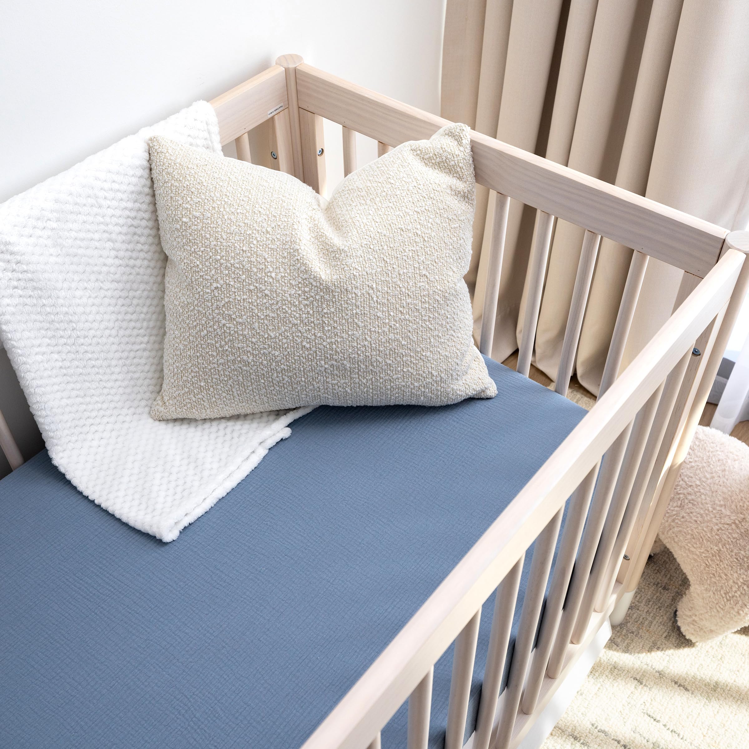 ROMY RO muslin crib sheet elastic fit close-up demonstrates snug mattress cover