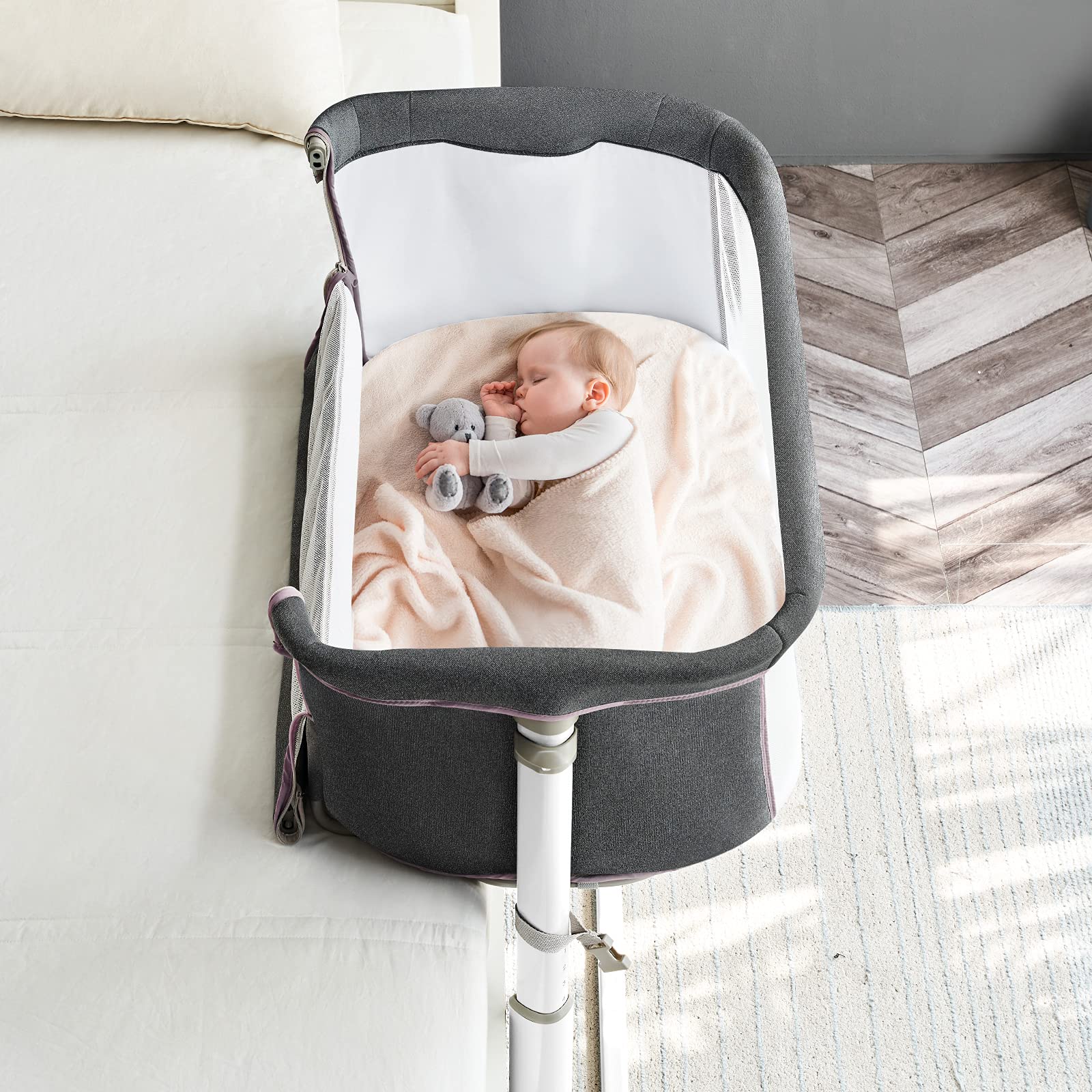 RONBEI bassinet drop-down walls enable easy feeding access.