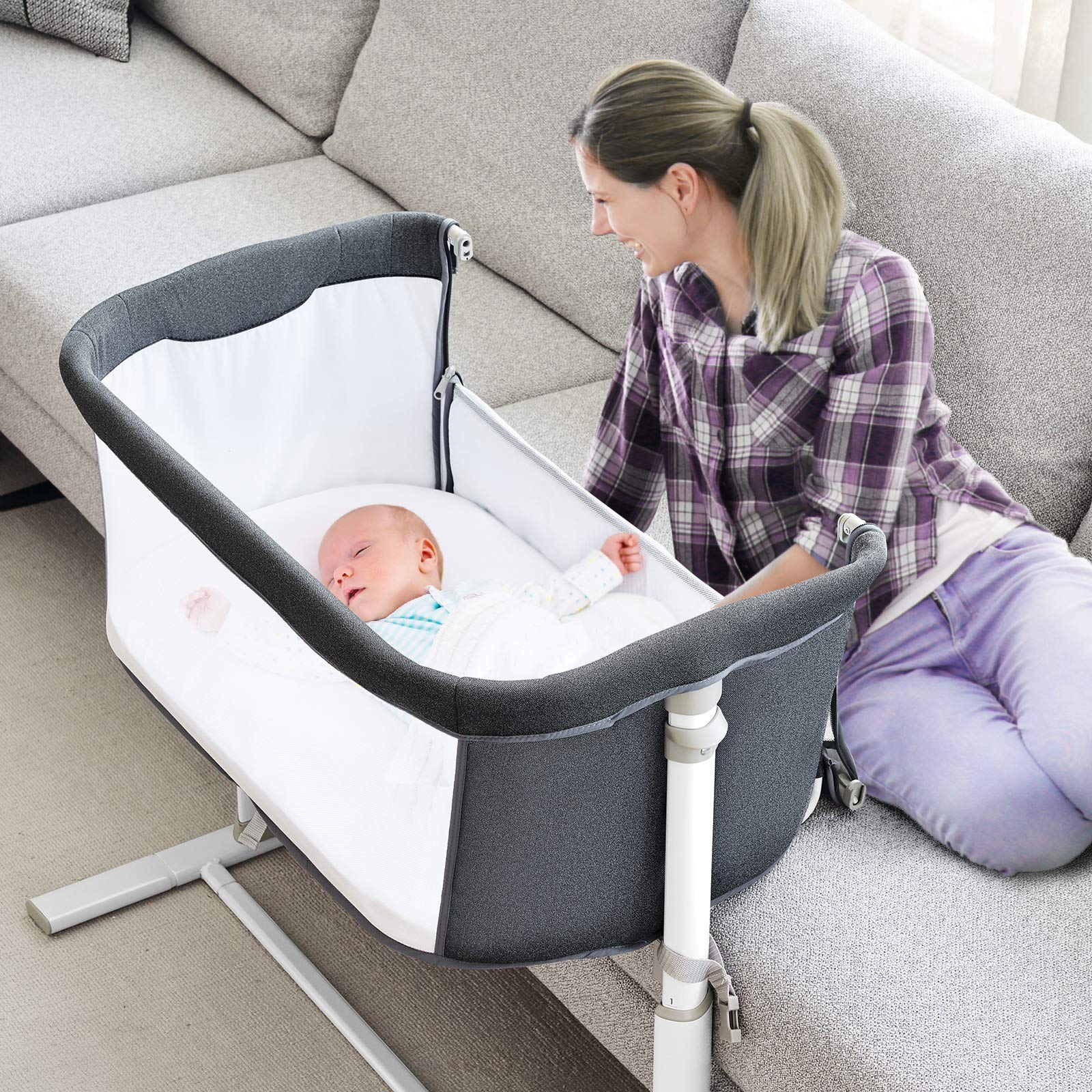 RONBEI lightweight design supports moving the bassinet around.