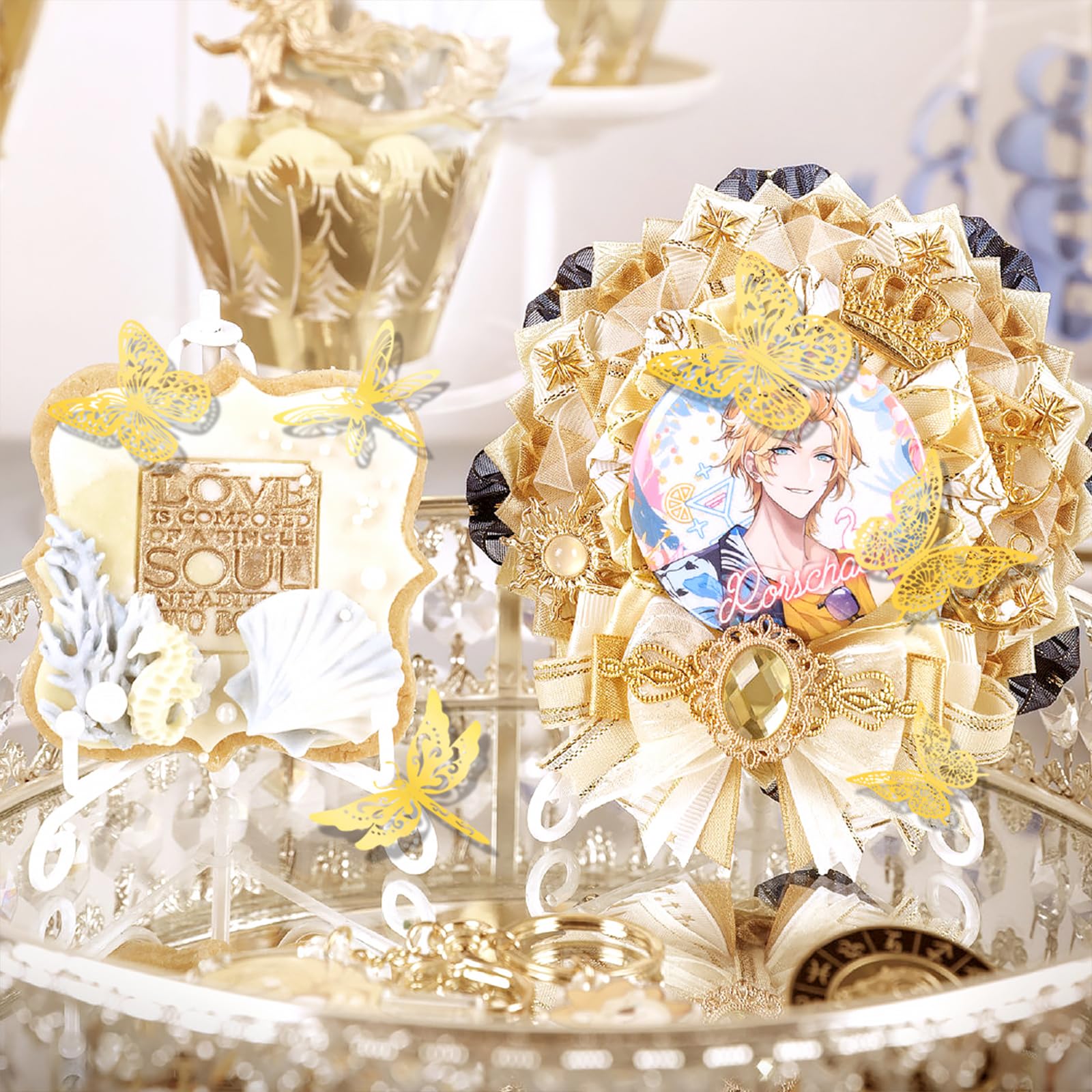 Rumhut gold metal decor close-up shows durable finish and secure peel-and-stick installation.