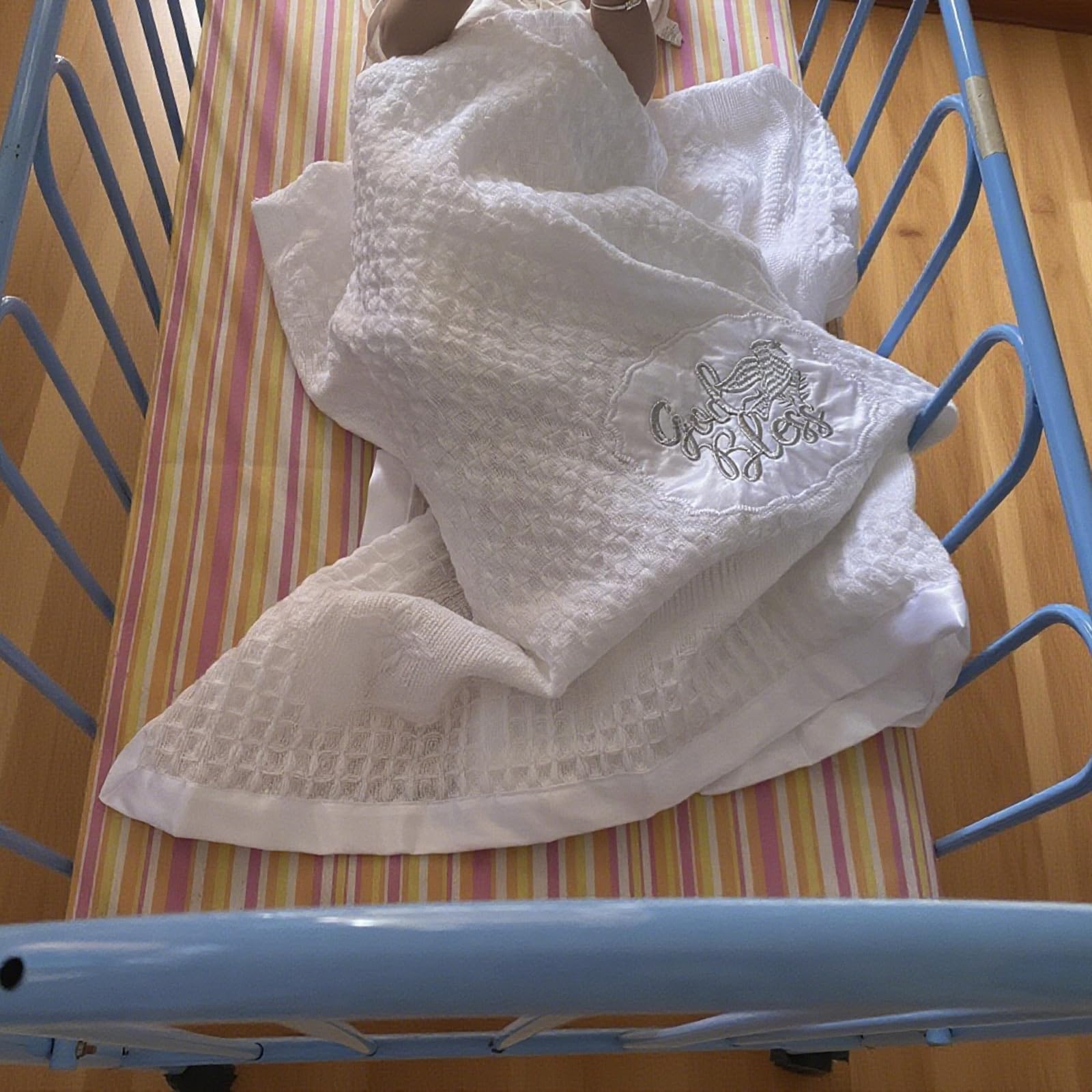 Runeaoys Neutral baby blanket with satin trim; versatile and unisex.