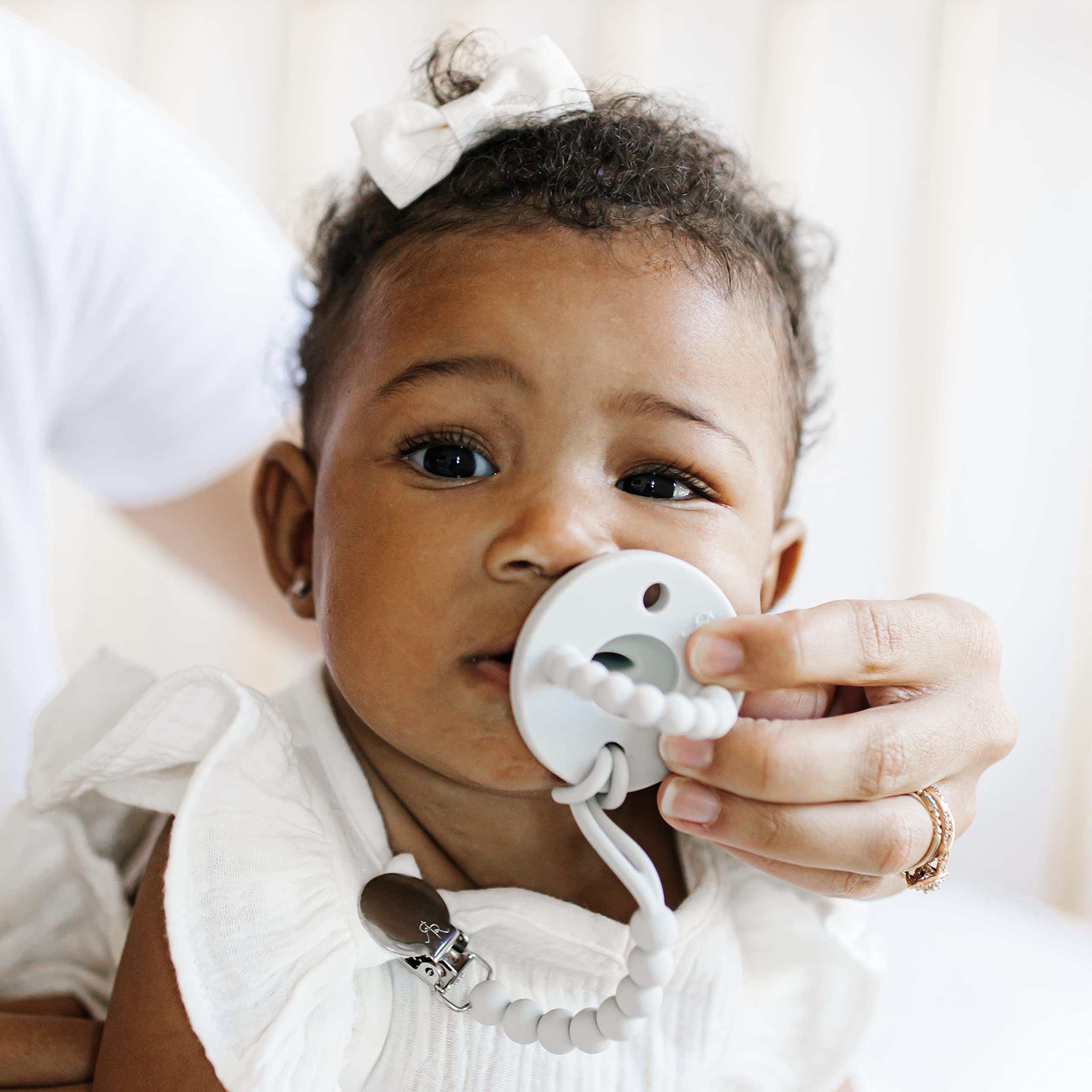 Ryan & Rose Cutie Clip Judy grey attachment loop secures teethers and toys to clothing.