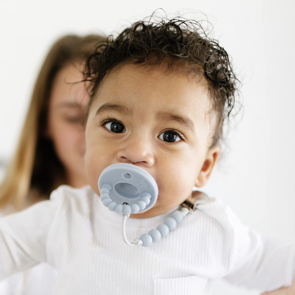 Ryan & Rose Cutie PAT Flat Blue nipple close-up emphasizes natural-breast feel aiding palate development.