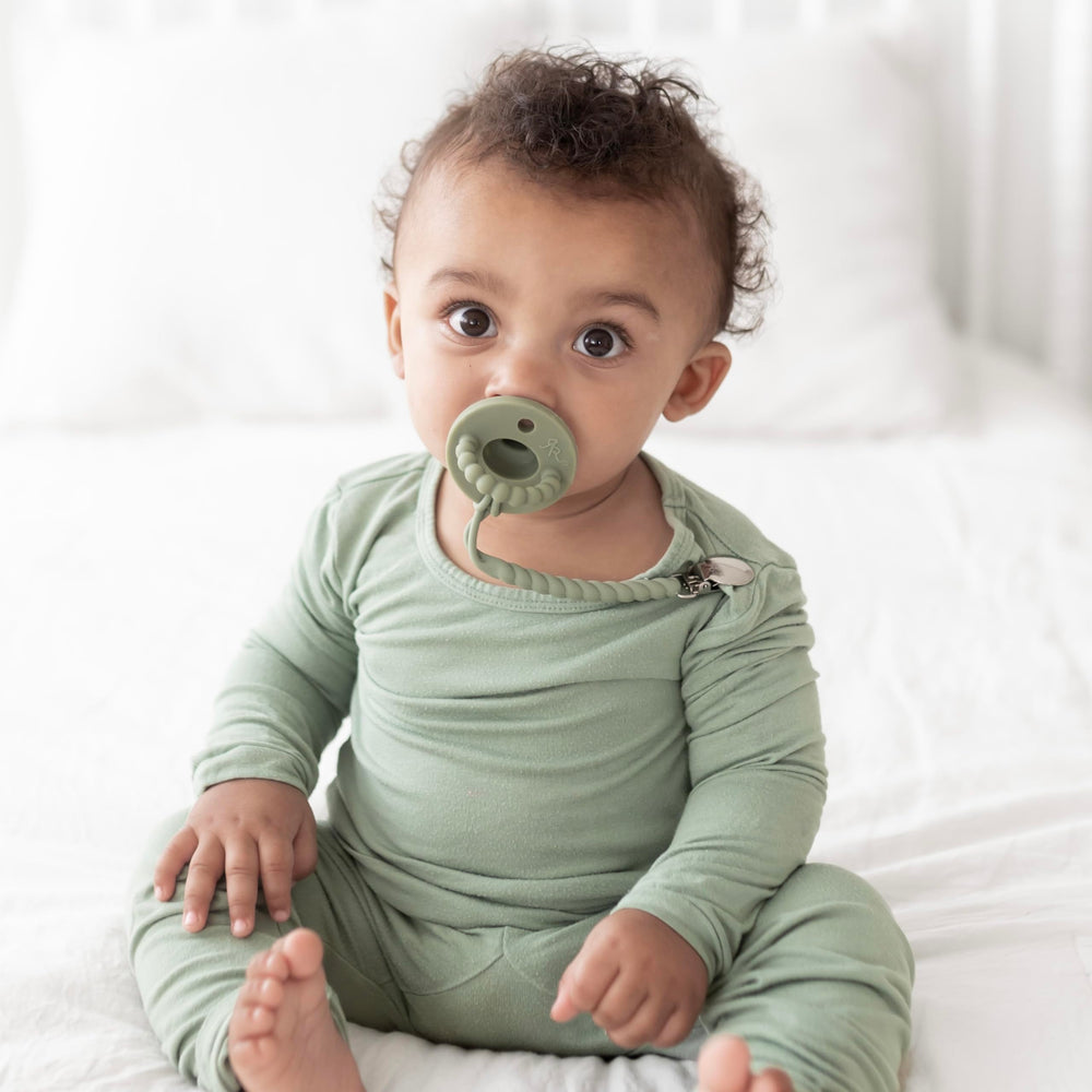 Ryan & Rose Cutie PAT pacifier close-up shows a smooth surface for gentle use