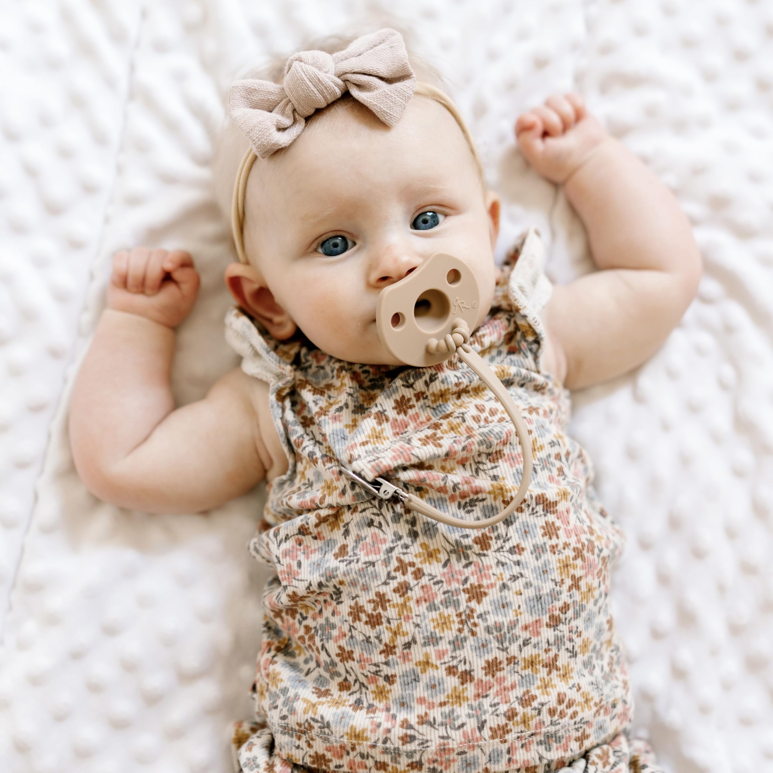 Ryan & Rose Cutie PAT ivory-dune 2-pack on display for newborn soothing
