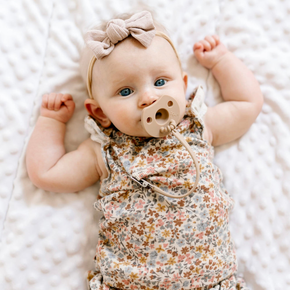 Ryan & Rose Cutie PAT ivory-dune 2-pack on display for newborn soothing