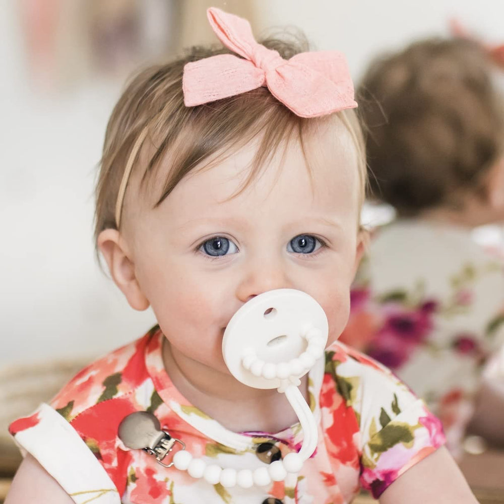 Ryan & Rose Cutie PAT Slant teether handle provides gum relief and grip.