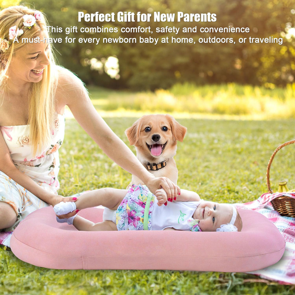 Saanerueen baby lounger in use at home enables flexible bonding moments.