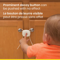 Safety 1st OutSmart Flex Lock flexible surface hides the opening from curious hands.