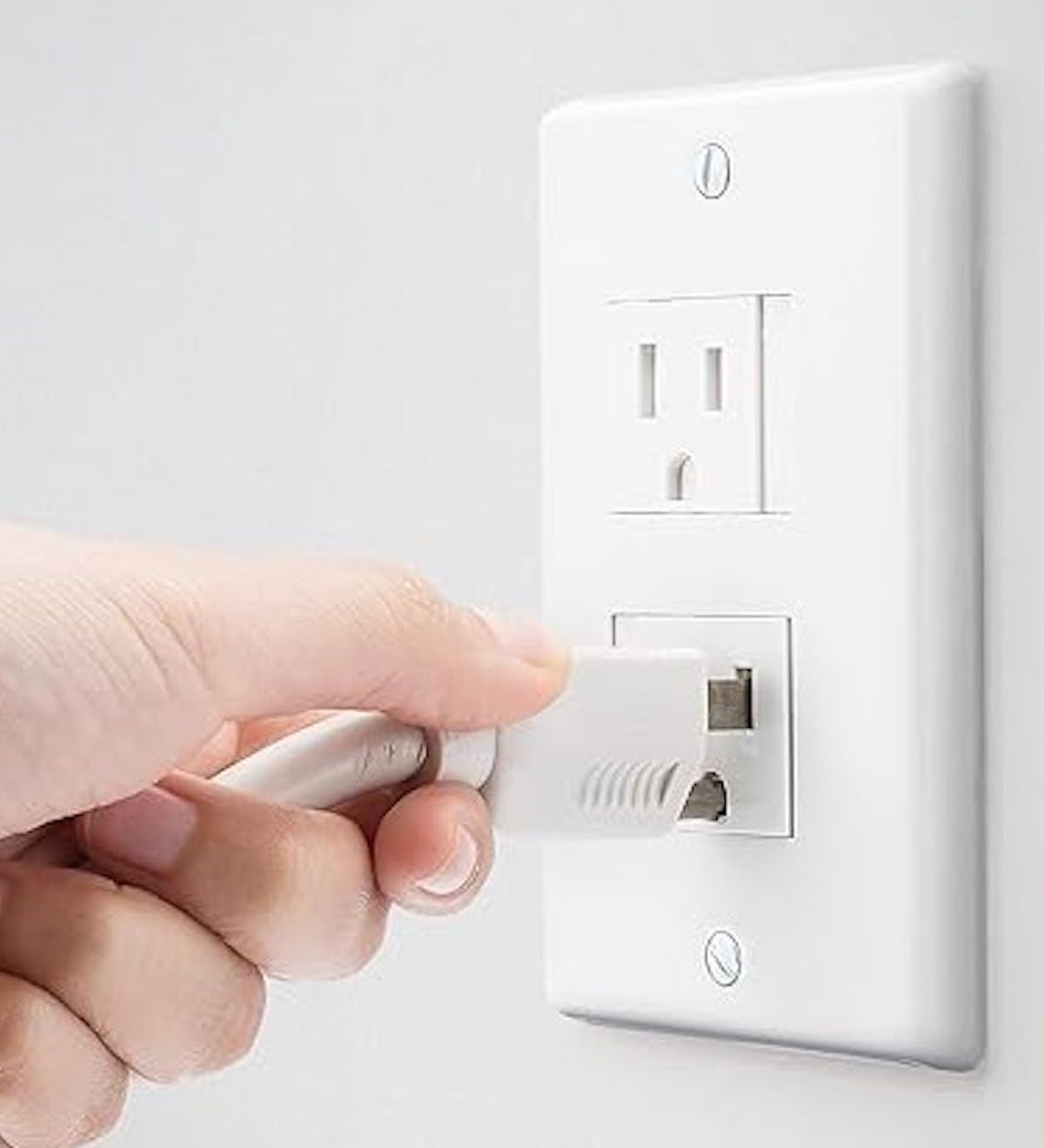 Safety Innovations self-closing Decora outlet cover white blends with decor