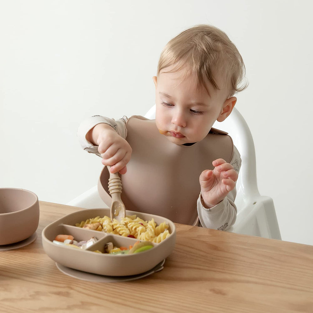 SAMiGO chewable spoon close-up highlights gum-soothing ridges and grip-friendly design