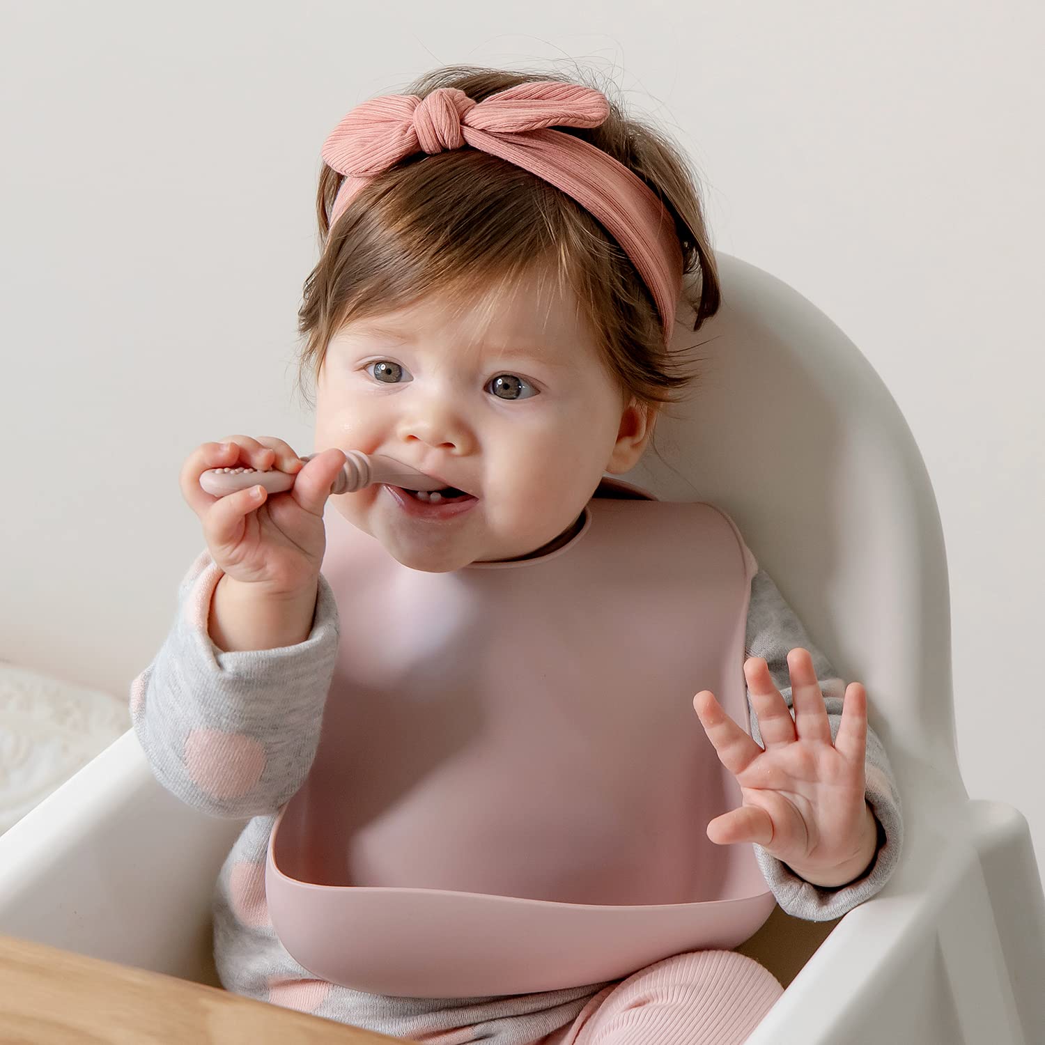 SAMiGO chewable spoon dipping end aids easy transfer to mouth.