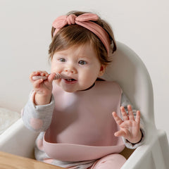 SAMiGO chewable spoon dipping end aids easy transfer to mouth.