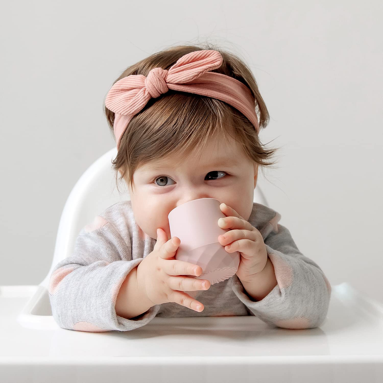 SAMiGO easy-clean silicone cups simplify cleaning after meals and snacks.