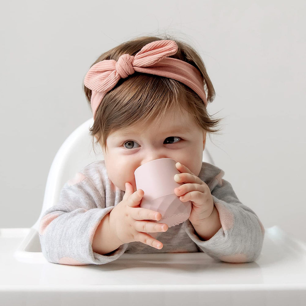 SAMiGO easy-clean silicone cups simplify cleaning after meals and snacks.