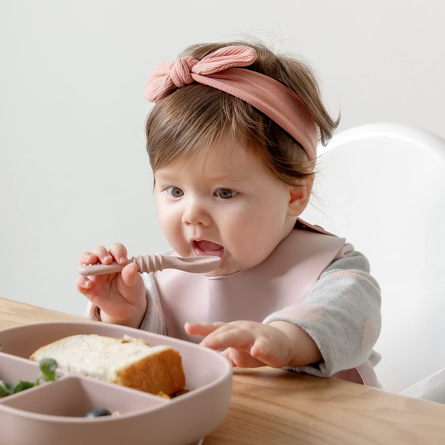 SAMiGO feeding supplies in chic colors, dishwasher safe for easy care.