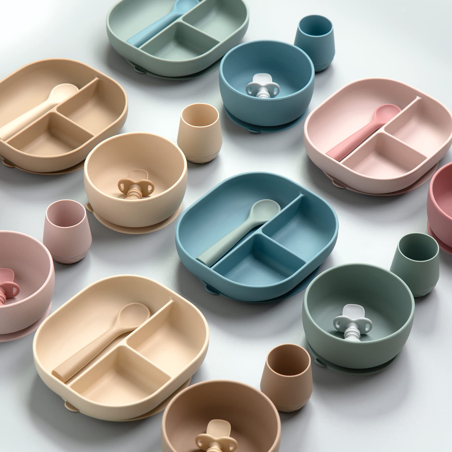 SAMiGO mealtime setup highlights compact, dishwasher safe baby feeding solution.