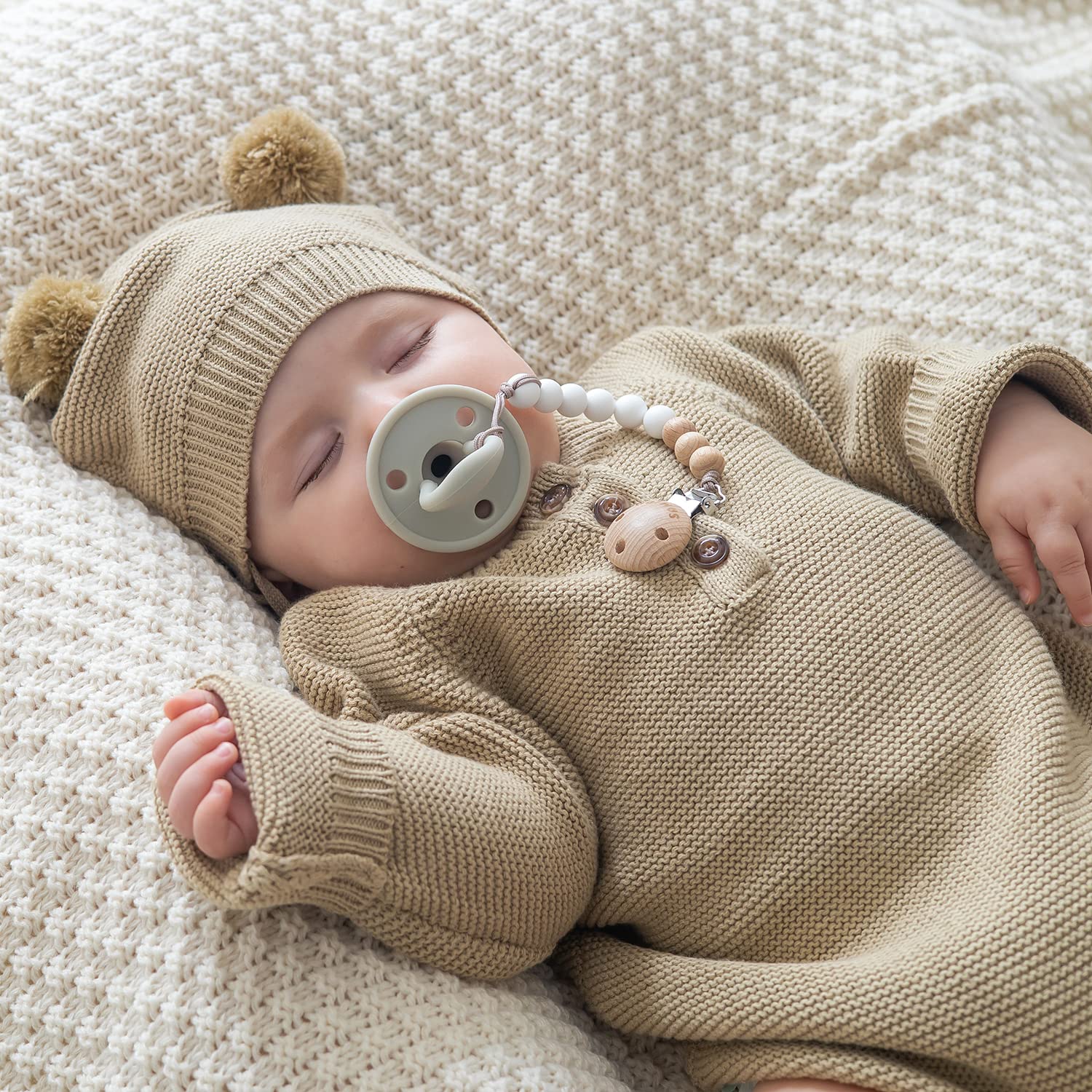 SAMiGO pacifier clips durable silicone withstands playful tugs and wear.
