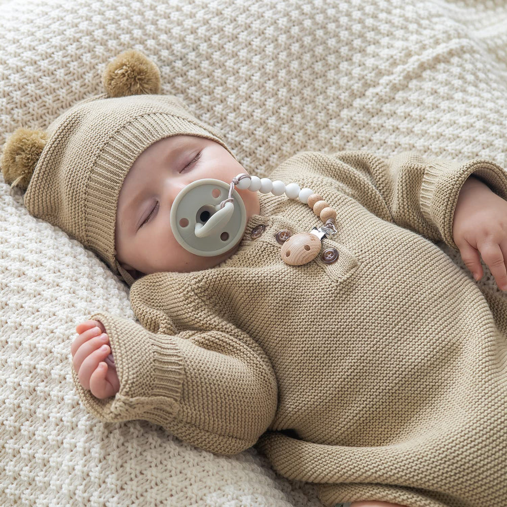 SAMiGO pacifier clips durable silicone withstands playful tugs and wear.