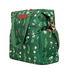 Sarah Wells Lizzy bag with spacious compartments for gear