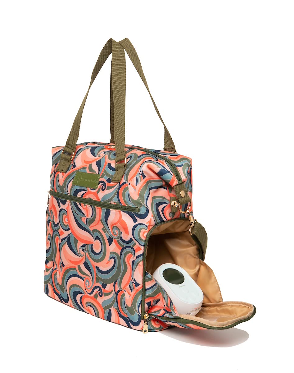 Sarah Wells Lizzy shoulder-carry shot highlights lightweight daily use