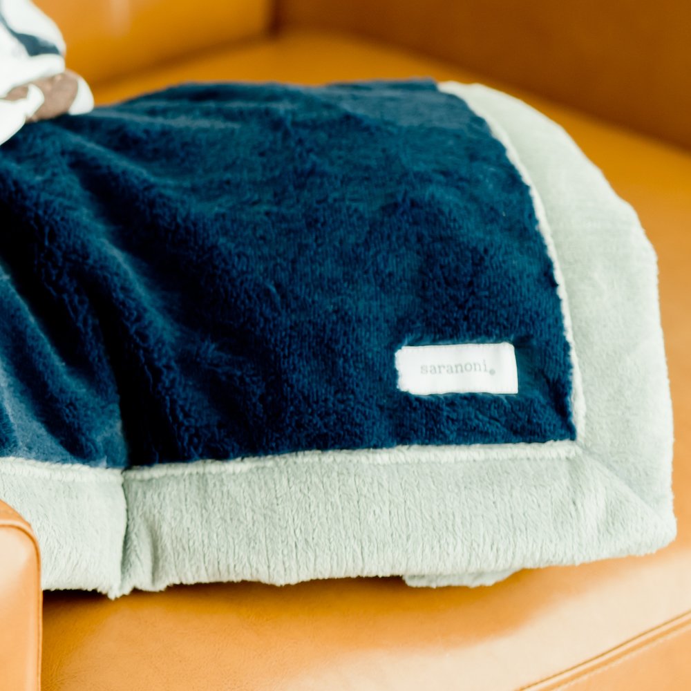 SARANONI navy-gray blanket swaddling scene, showcasing secure, cozy snugness in early weeks.