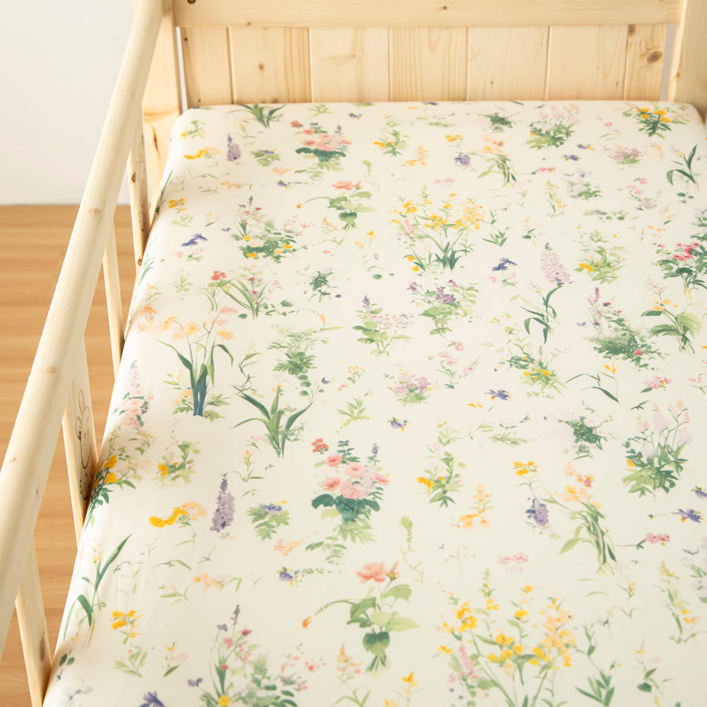 SDIII floral crib sheets elastic edge all-round keeps sheets securely in place.