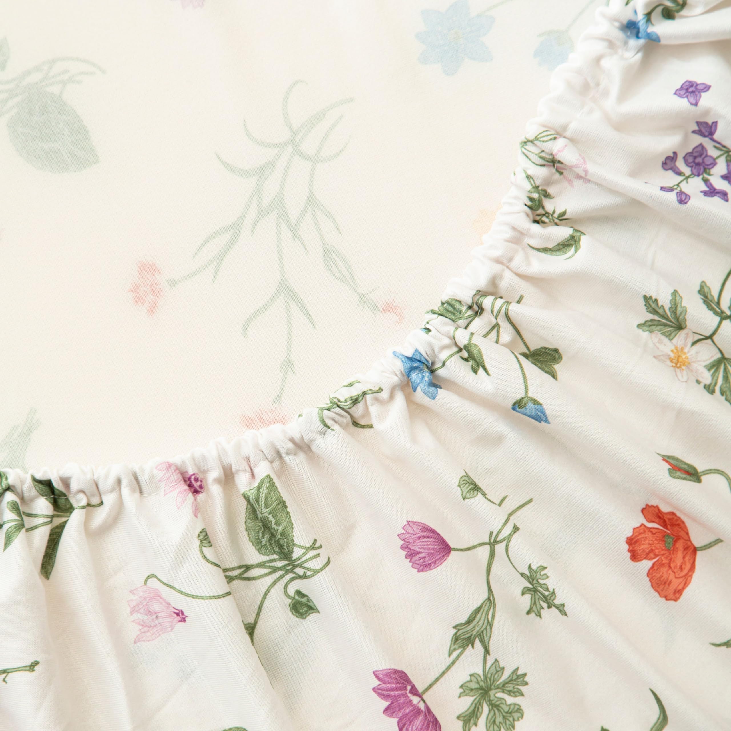 SDIII floral crib sheets soft-touch fabric feels gentle against baby skin.