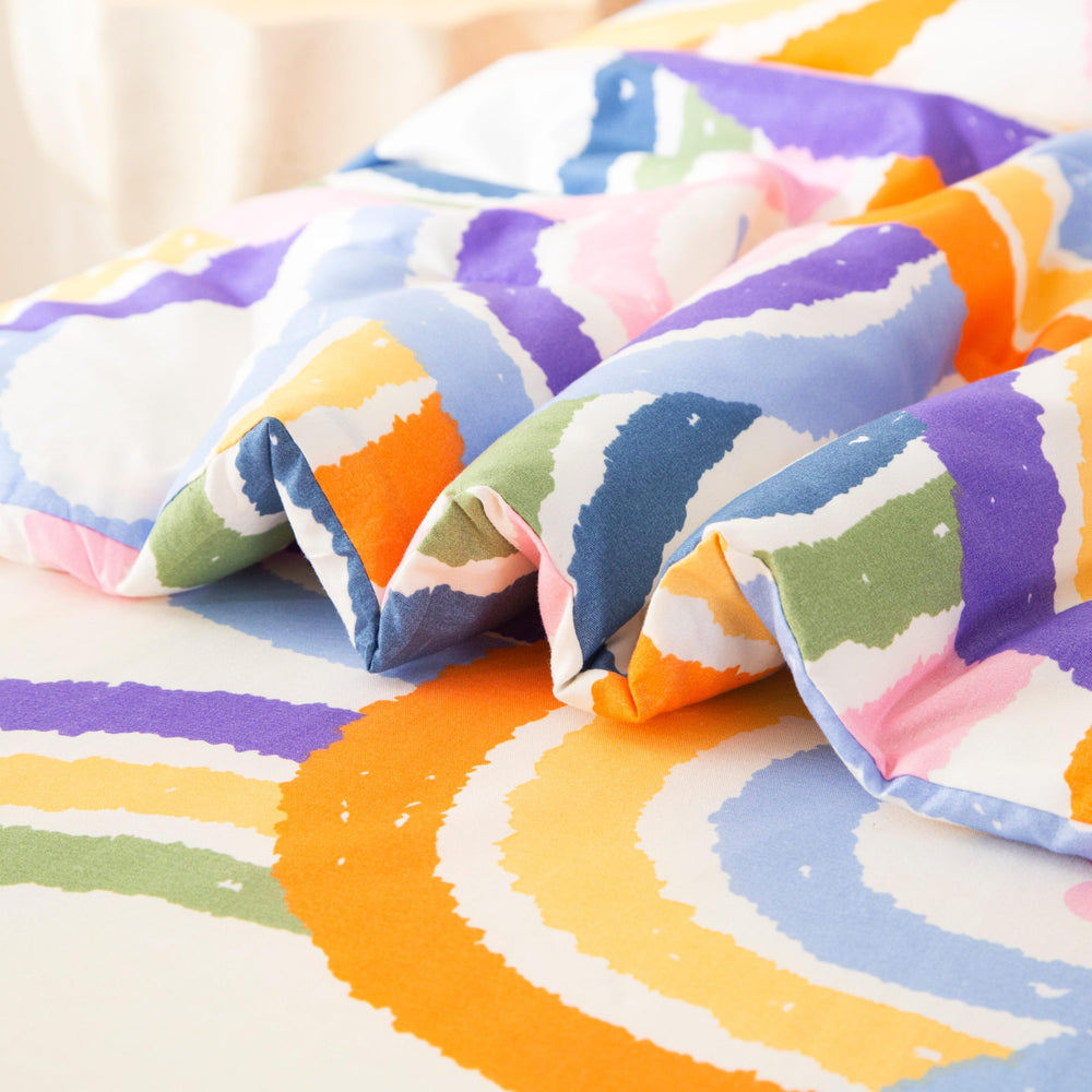 SDIII rainbow bedding scene — color-pop decor for kids’ room.