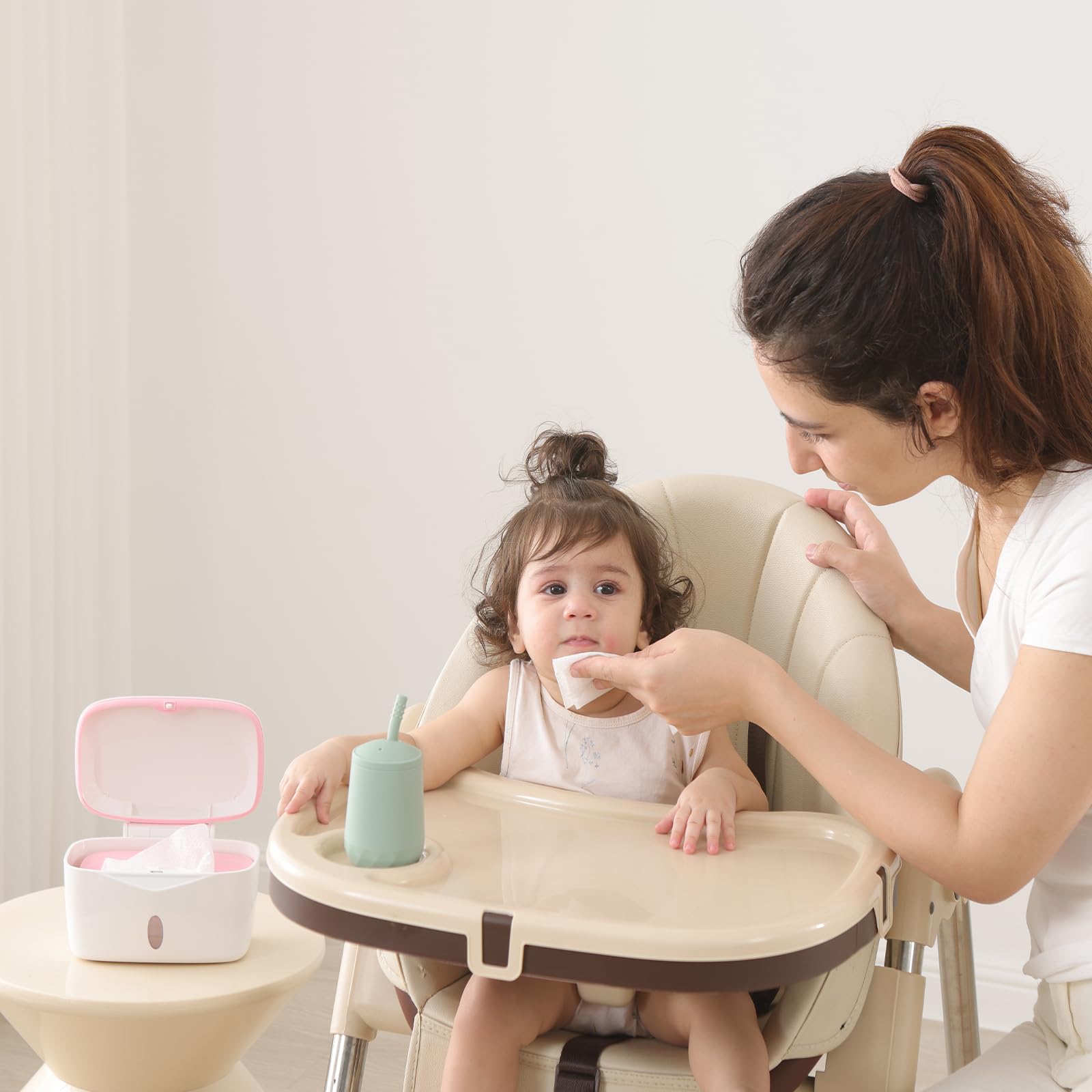 Seposeve weighted-plate ensures wipes dispense smoothly during diaper changes.