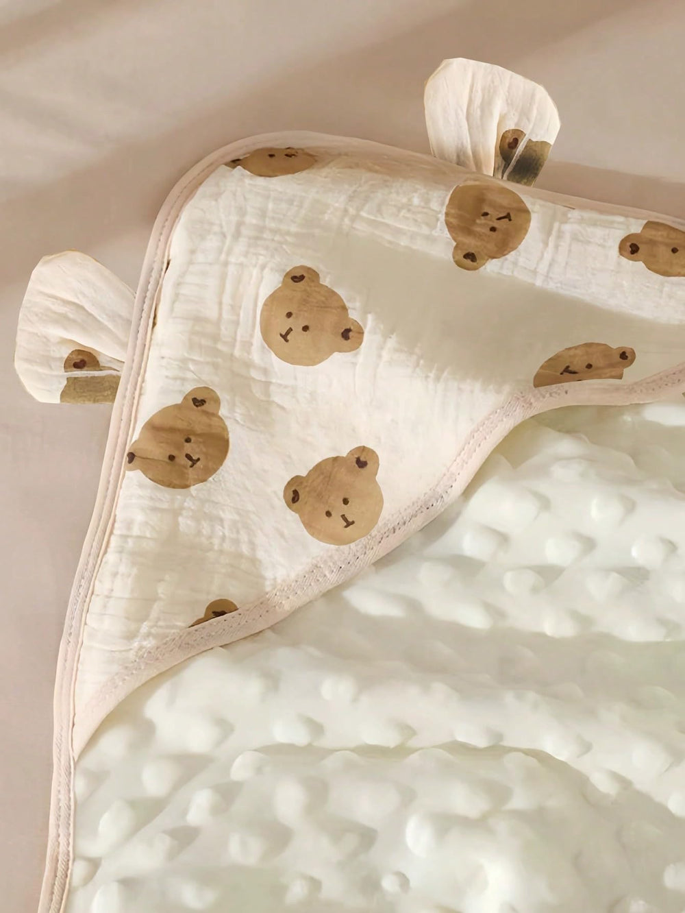 SEVDO Travel-stroller blanket keeps baby comfy during car rides.