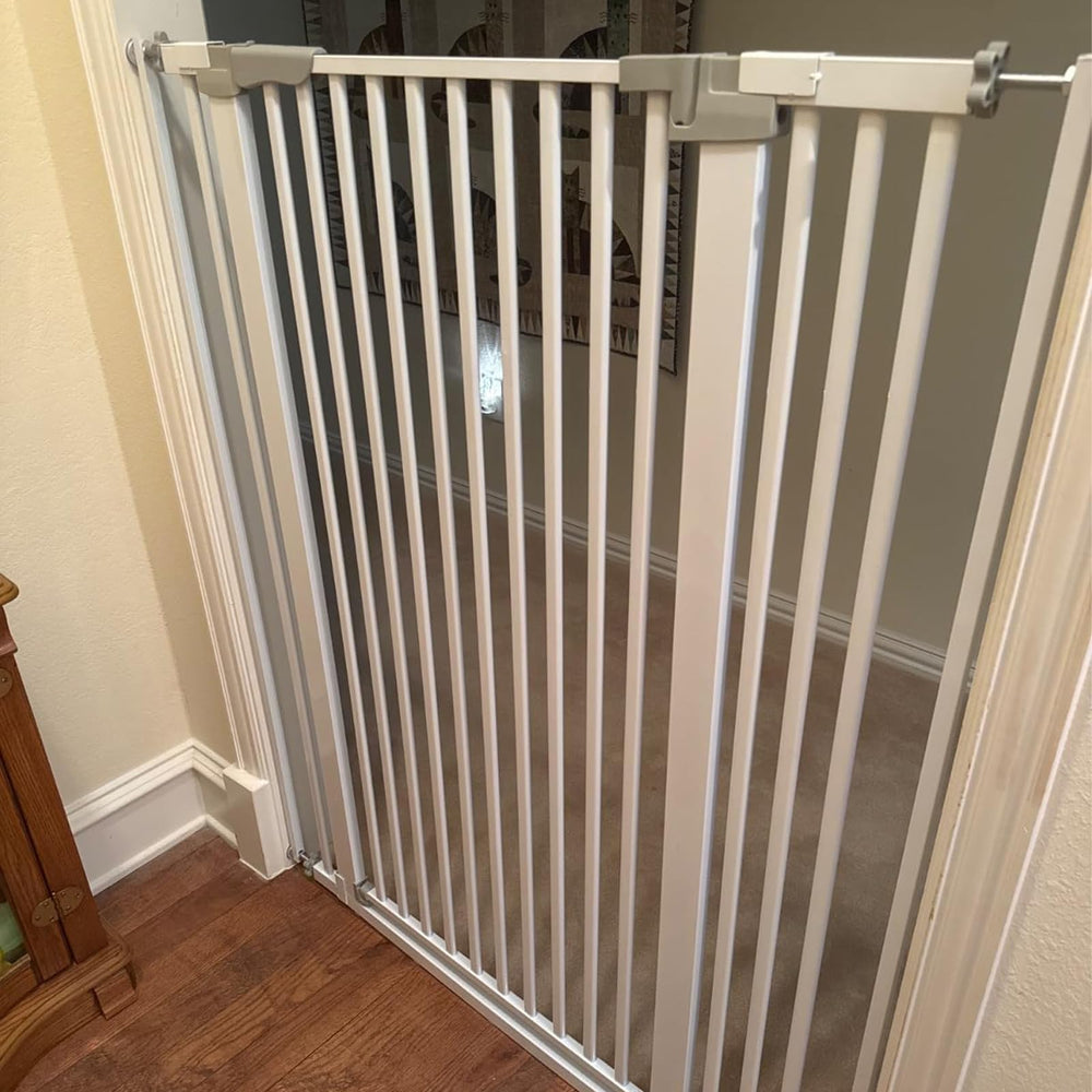 SHYUJAJIE white gate blends with home decor for doors and hallways