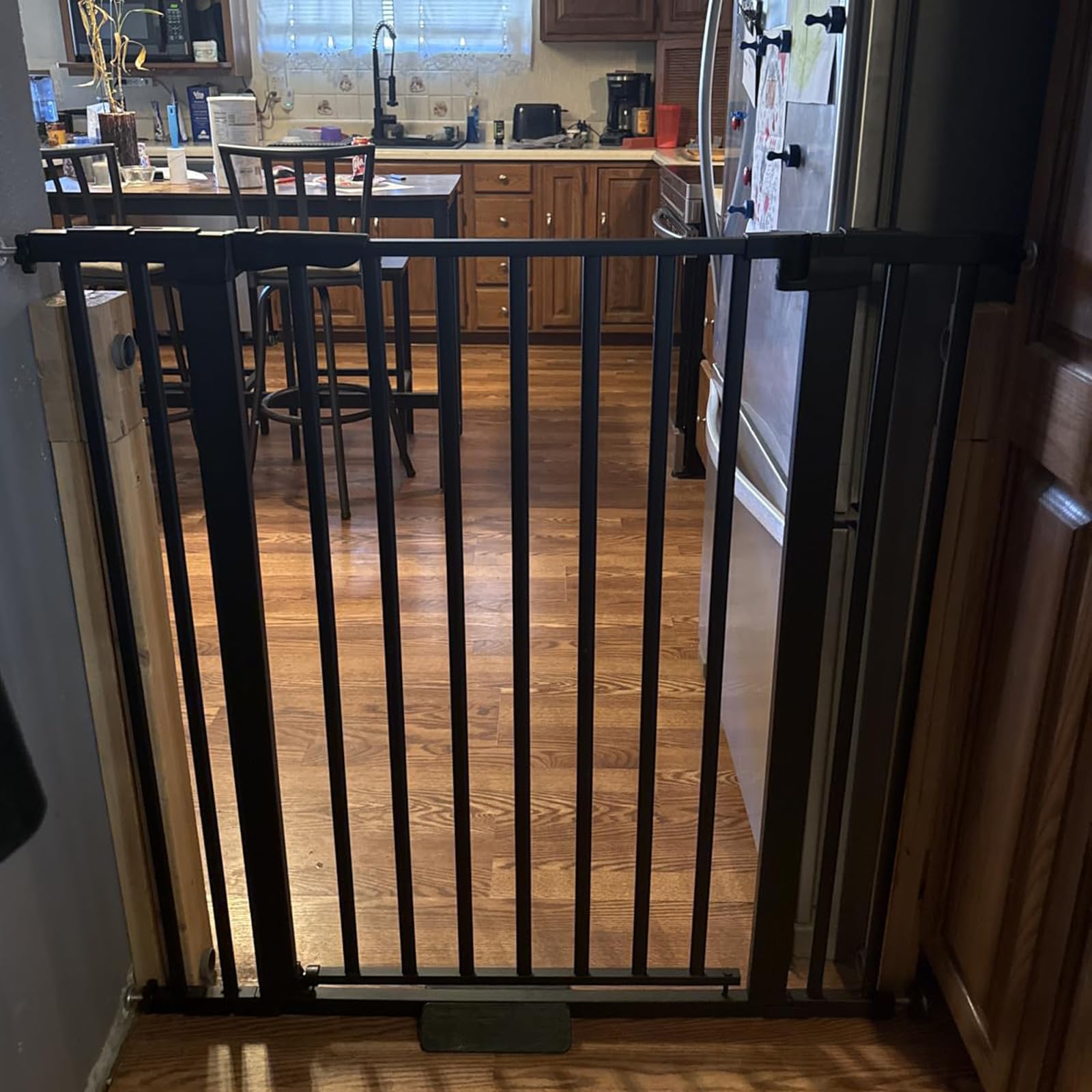 SHYUJAJIE black gate fits doorways and hallways in modern homes.