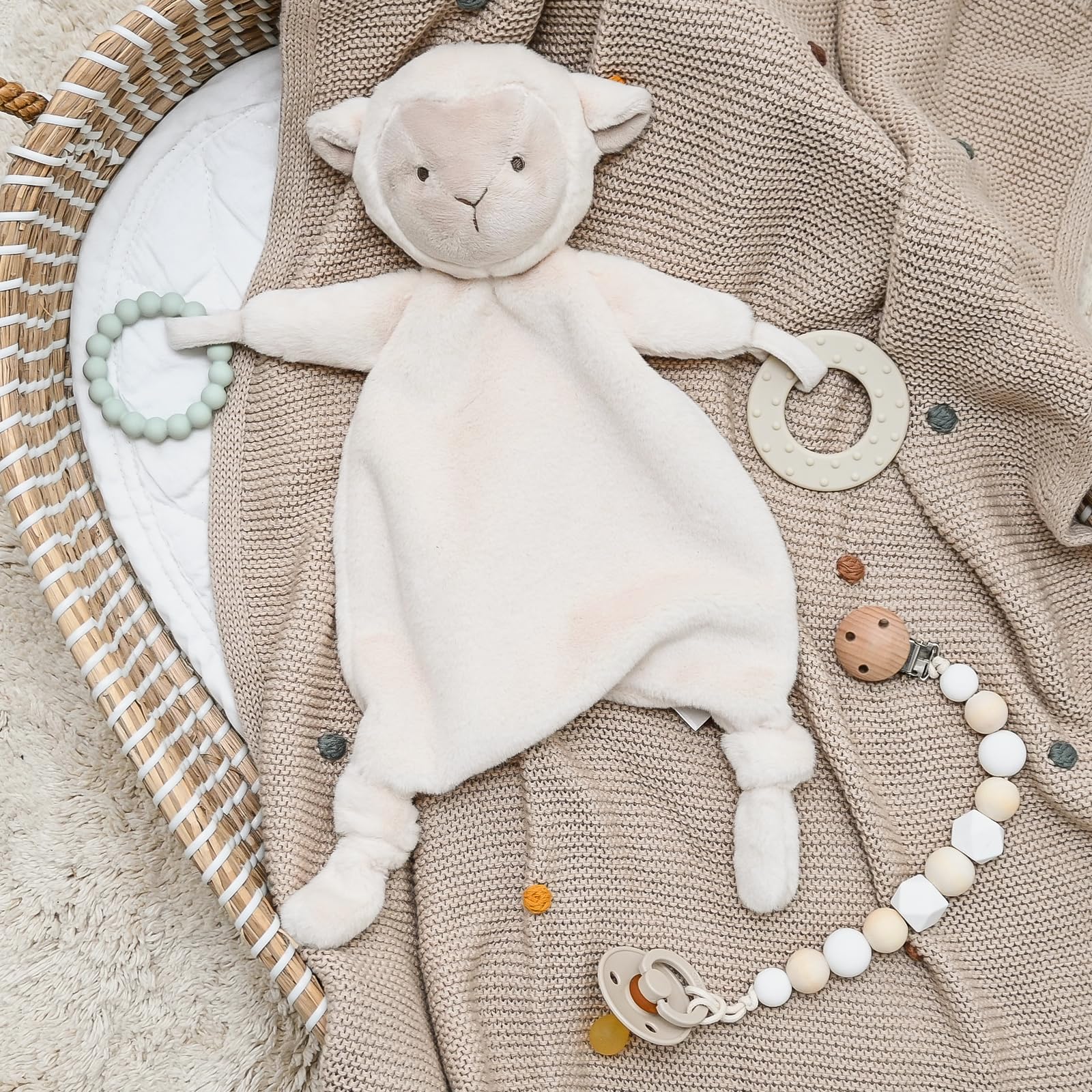 SILI FACTORY Lovey soft security blanket image promotes calm during naps.