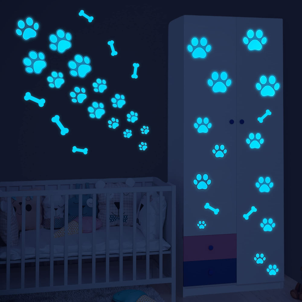 Sinekong night-glow paw decal creates a cozy, imaginative atmosphere after lights out.