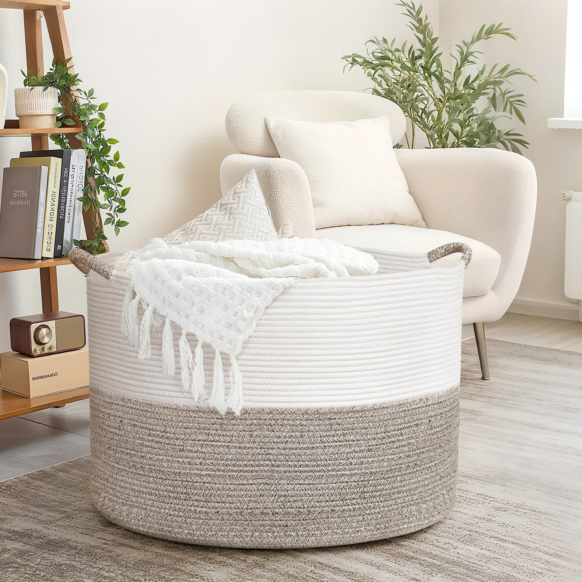 Sitianflex XXXXL 125L blanket basket with reinforced handles for easy transport.