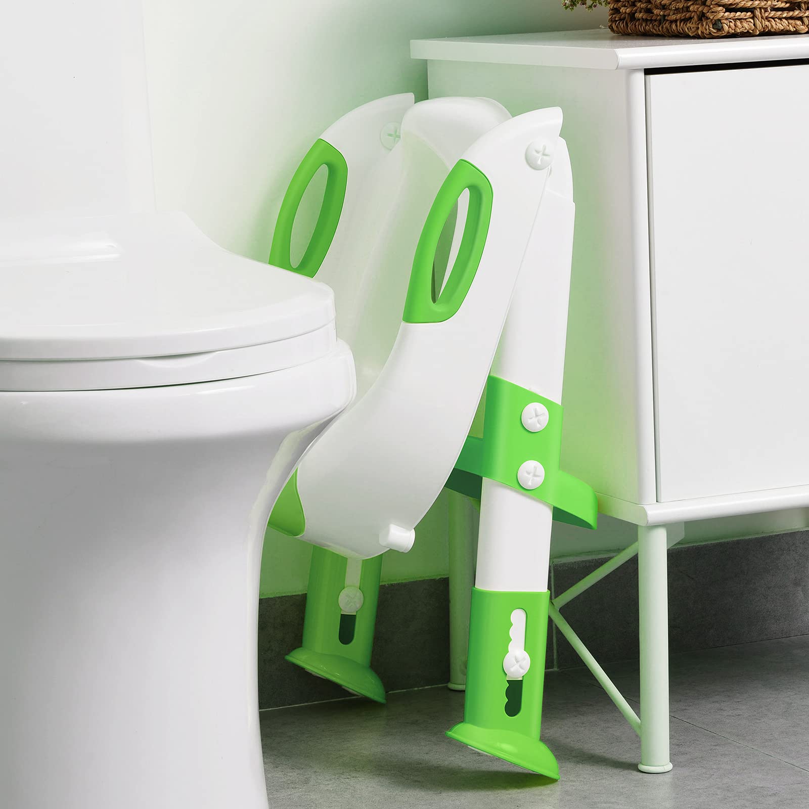SKYROKU potty training seat splash-proof design keeps surfaces clean.