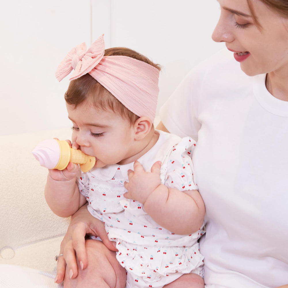 Smily Mia teether suitable for ages 3-6 and 6-12 months.
