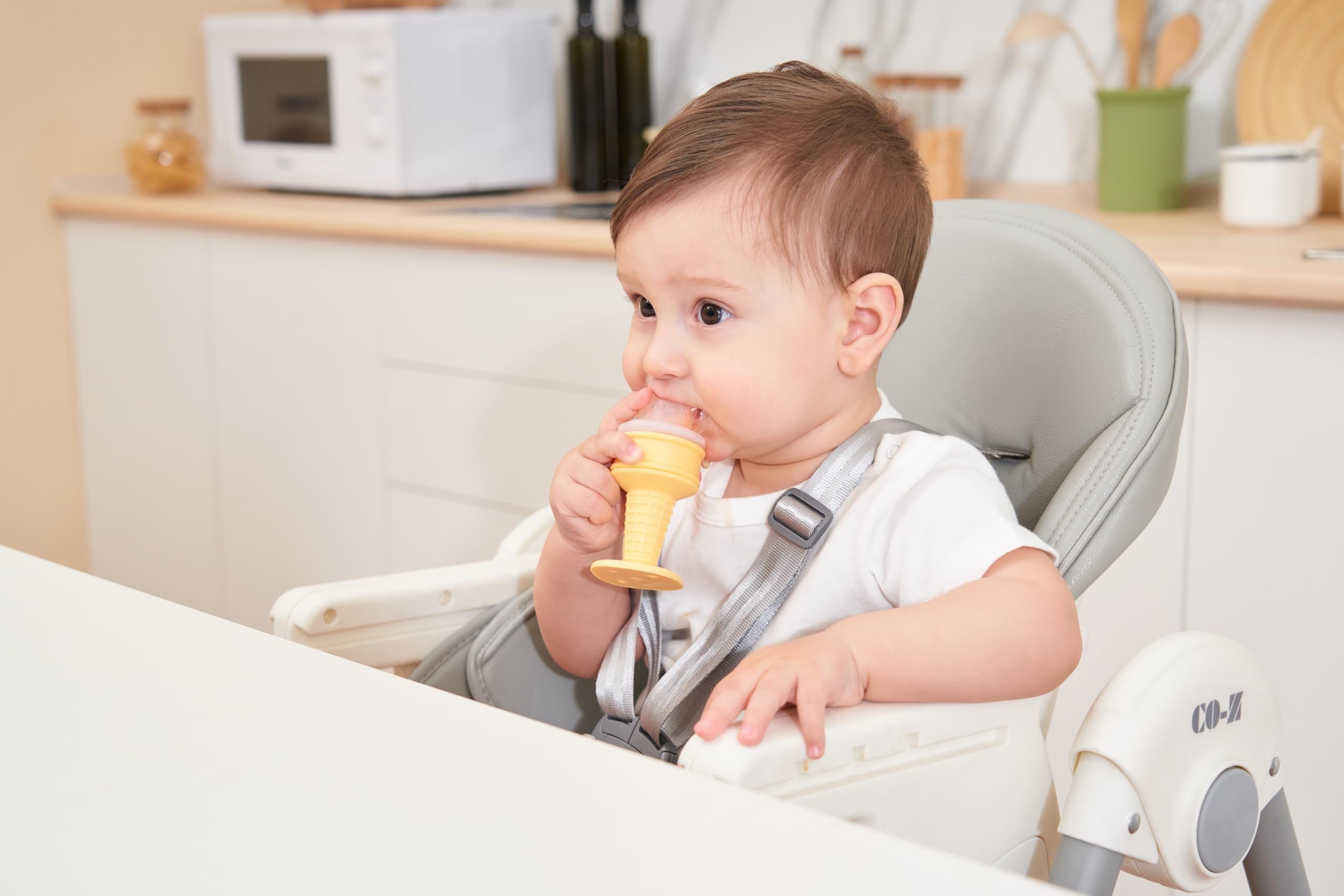 Smily Mia baby-friendly handle for easy grip and independent feeding