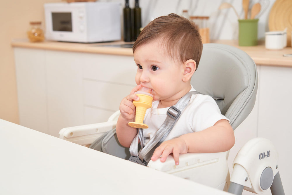 Smily Mia baby-friendly handle for easy grip and independent feeding