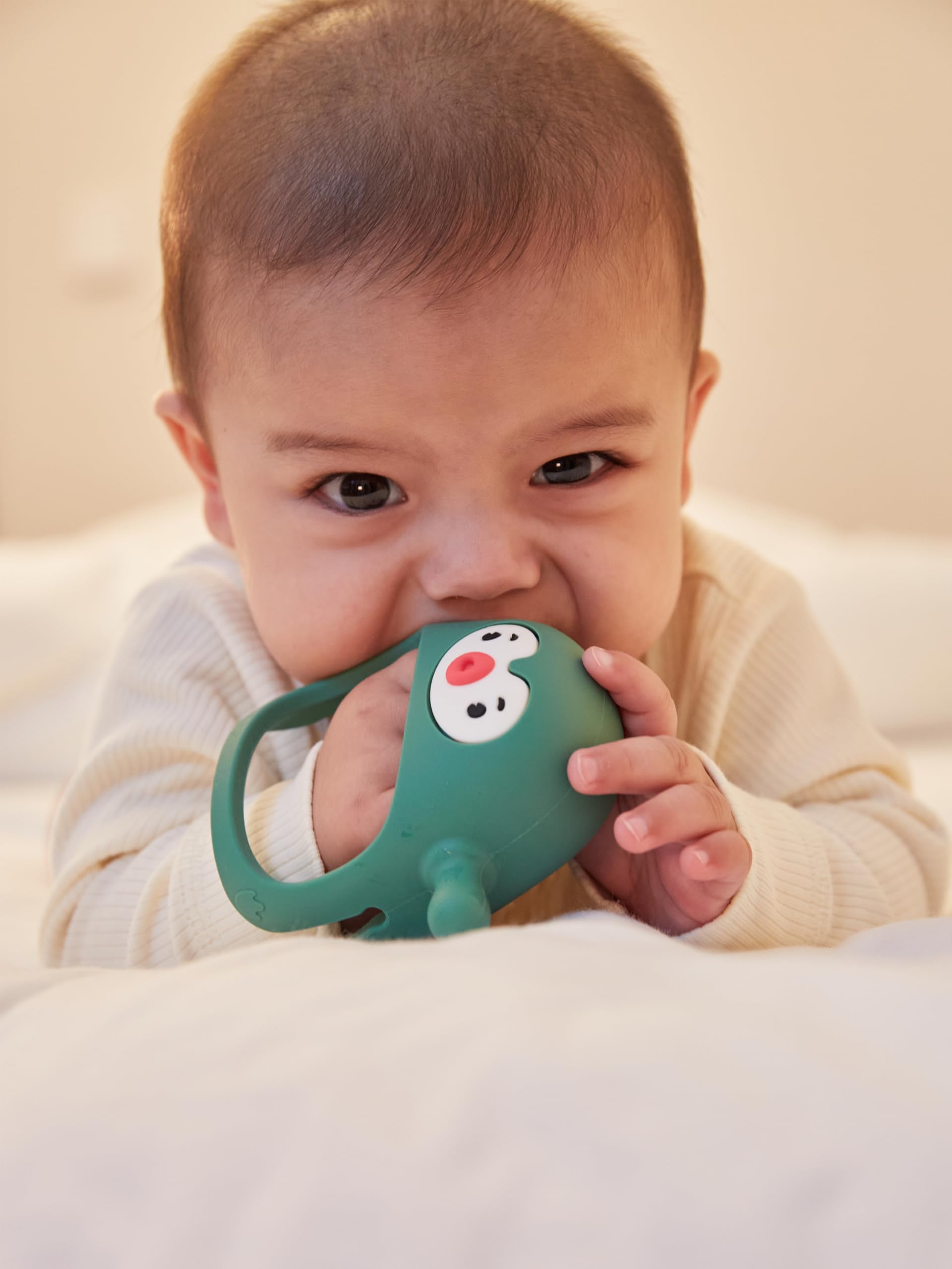 Smily Mia silicone close-up highlights food-grade safety and baby-friendly texture.